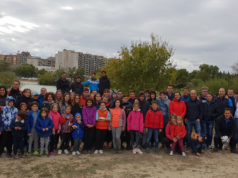 Más de 70 personas entre empleados de CaixaBank, la asociación juvenil Eguaras, voluntarios de Jesuitas y usuarios del Centro Lasa limpian el Ebro