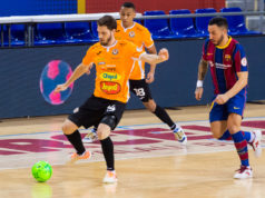 Un momento del encuentro entre FC Barcelona y Aspil-Jumpers Ribera Navarra FS