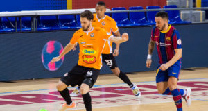 Un momento del encuentro entre FC Barcelona y Aspil-Jumpers Ribera Navarra FS