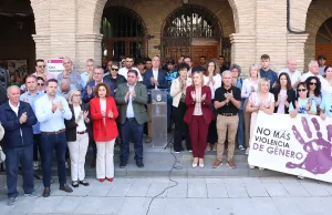 Más de 300 personas arropan en Arguedas a la familia de Saida El Yousif en una concentración de repulsa contra la violencia machista
