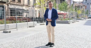 Zeus Pérez en la calle Muro, uno de los últimos proyectos ejecutados por el área de Urbanismo