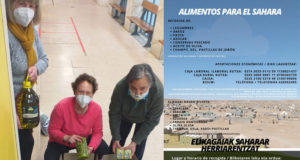 Voluntarias de la tienda de Comercio Justo de Tudela, recogiendo alimentos para enviar a los saharauis