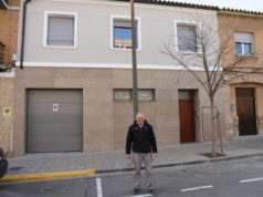 José Ángel Aparicio delante de una vivida recién rehabilitada