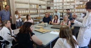 Medio centenar de personas descubre el Archivo Municipal de Tudela en las visitas guiadas Archivo Municipal Tudela visitas