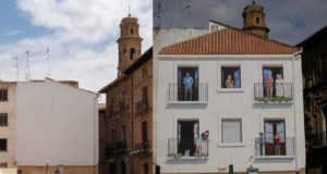 Aspecto de la pared pintada en la Plaza de España de Corella antes y después de la intervención artística
