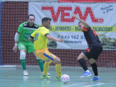 Un momento del partido entre el Atlético Benavente y Aspil-Jumpers Ribera Navarra FS