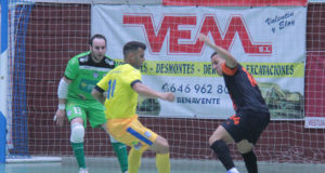 Un momento del partido entre el Atlético Benavente y Aspil-Jumpers Ribera Navarra FS