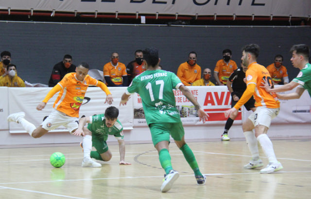Un momento del partido entre Aspil-Jumpers Ribera Navarra FS y Club Deportivo Osasuna Magna Xota