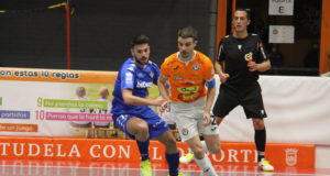 Un momento del partido entre el Ribera Navarra FS y el Betis Futsal