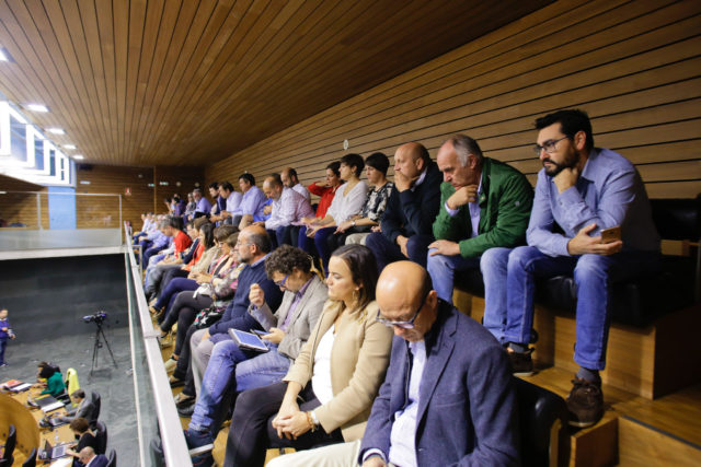 Alcaldes y concejales de la Ribera en el pleno del parlamento Alcaldes y concejales de la Ribera en el pleno del parlamento