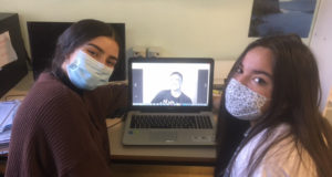 Dos alumnas Erasmus del IES Alhama entrevistan a Ole Kassow, fundador de "En bici sin edad"