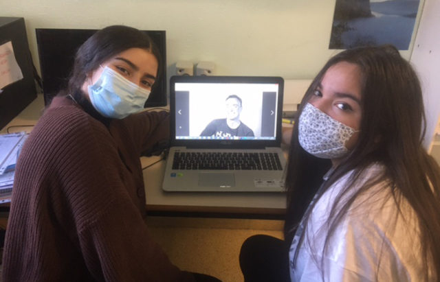 Alejandra-Gutiérrez-y-Doa-Eliasmine-BICICLISTAS Dos alumnas Erasmus del IES Alhama entrevistan a Ole Kassow, fundador de "En bici sin edad"