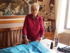 Un grupo de 21 vecinas de Cabanillas confecciona y dona Batas, delantales y gorras contra la Covid 19