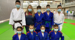 judokas del Judo Club Ribera Navarra con su entrenadora, Maika Burgaleta