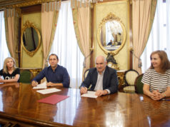 Cascante aboga por la preservación de su casco histórico Firma del convenio con el Ayuntamiento de Cascante. De izqda. a dcha.: María Teresa Perales, secretaria del Ayuntamiento de Cascante