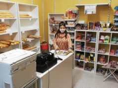 «La gente está comprando más prensa y juegos para pasar el rato en casa» Catalina Palacios en la librería Arco Iris abierta en la crisis del coronavirus
