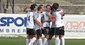 Los jugadores del Tudelano celebran uno de los goles