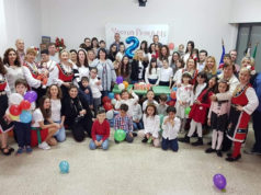 Los miembros de la comunidad educativa del Colegio Búlgaro de Tudela celebrando su segundo