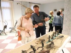 Cientos de personas visitan y se sorprenden en Cortes con la exposición de “Calabrocha”