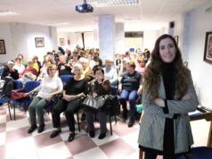 La psicóloga Laura Almudevar llena la sala social de Cortes al abrir la Semana Cultural de Arco Iris