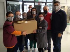 reparto de las culecas que ha realizado la Orden del Volatín en los colegios de Tudela con motivo del día del Cristo