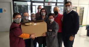 reparto de las culecas que ha realizado la Orden del Volatín en los colegios de Tudela con motivo del día del Cristo