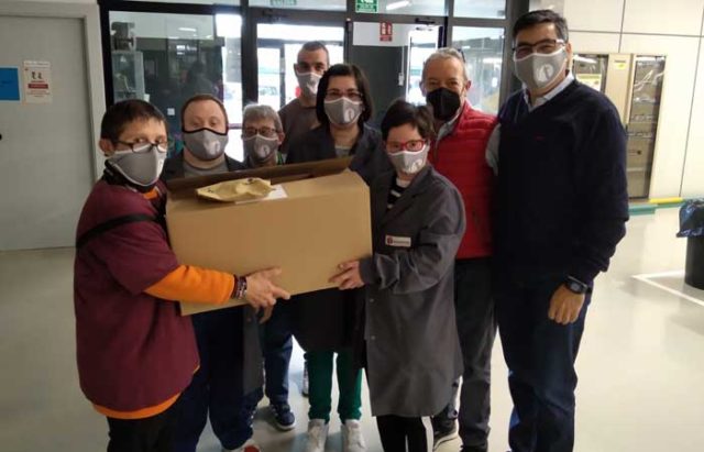 CP-Torre-Monreal reparto de las culecas que ha realizado la Orden del Volatín en los colegios de Tudela con motivo del día del Cristo