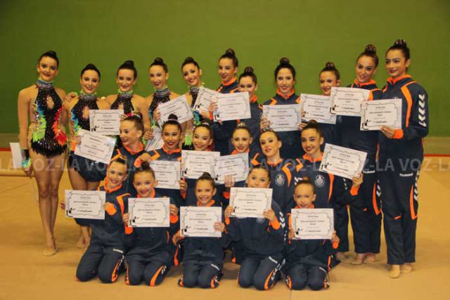 Componentes-del-Club-Rítmico-Alaia-con-sus-diplomas-