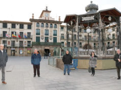 “Al donar sangre, con muy poco esfuerzo, puedes salvar una vida” Francisco Javier Díez, Antonio Sas, José Fermín Sánchez, Laura Peláez, y Alfonso del Álamo, delegado de Adona de Tudela y la Ribera. Donantes de sangre