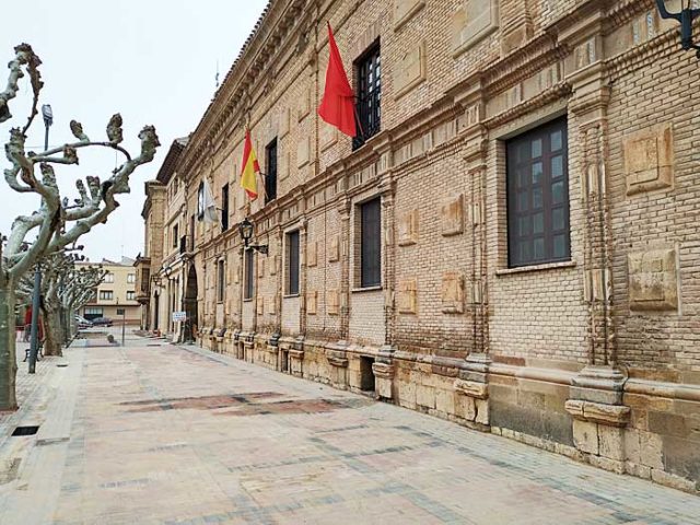 Edificio-del-Ayuntamiento-de-Fitero,-cuyo-vial-se-encuentra-en-obras-de-peatonalización-parcial