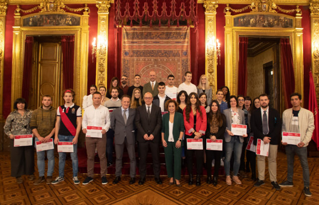 El-consejero-Gimeno-y-responsables-del-Departamento-de-Educación-junto-al-alumnado-reconocido-con-los-premios-extraordinarios-de-FP