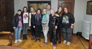 grupo de mujeres de TASUBINSA con la concejala Anichu Agüera