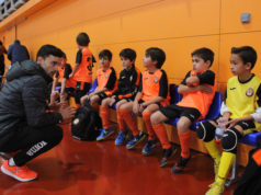 Ferrán Plana con los niños de la escuela del Ribera Navarra FS
