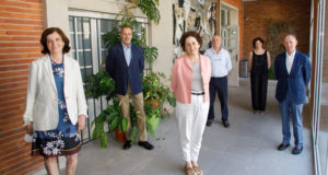 La consejera Maeztu junto a responsables del Balneario de Fitero