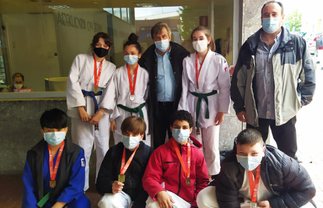 Félix Pastor con el equipo de judo infantil del Shogun