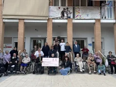 La Peña Gracurris entrega un donativo de 4.300 euros a la Residencia Hogar San José