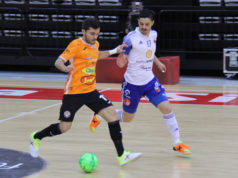 Un momento del partido entre el Fútbol Emotion Zaragoza y el Aspil Jumpers Ribera Navarra