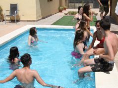 Los vecinos de Cortes ofrecen sus casas a los miles de jóvenes que participan en Holika Festival para combatir la ola de calor