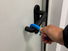Enfermería e ingenieros impulsan un dispositivo para evitar el contacto con superficies contaminadas