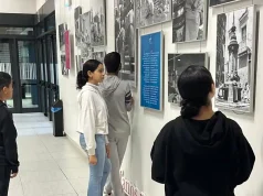 Alumnos y alumnas del IES Alhama visitan la exposición fotográfica Mujer y Cuidados