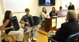 Acto de apertura de la exposición que recuera a Carmen Albisu