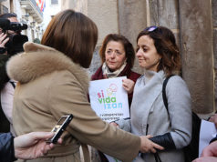 Tudela arropa a la familia de Izan