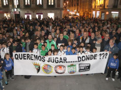 Unas 500 personas secundan la protesta de los clubes de fútbol y reclaman la mejora del «Ciudad de Tudela»