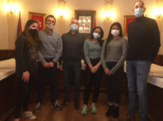 Corella cuenta con un árbol por cada dos vecinos Tres alumnas Erasmus (Layla Samhi, Michelle Guevara y Manel Belahrizi), junto a Gorka García, alcalde de Corella, y Félix Bienzobas, concejal de agricultura y parques