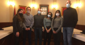 Tres alumnas Erasmus (Layla Samhi, Michelle Guevara y Manel Belahrizi), junto a Gorka García, alcalde de Corella, y Félix Bienzobas, concejal de agricultura y parques