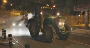 Tractor desinfectando las calles de Tudela