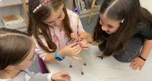 Tecnólogas en Acción de Fundación Dédalo acerca programación y realidad virtual a escolares de la Ribera