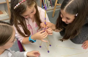 Fundación Dédalo impulsa las vocaciones tecnológicas de 187 escolares de la Ribera con «Tecnologías en Acción» Tecnólogas en Acción de Fundación Dédalo acerca programación y realidad virtual a escolares de la Ribera