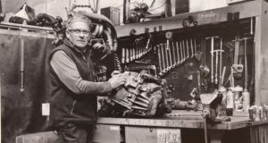 José Luis Sanz, en su taller de la carretera Alfaro