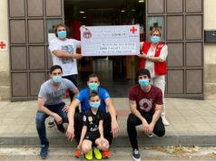 Miembros de La Teba entregando el cheque a Cruz Roja